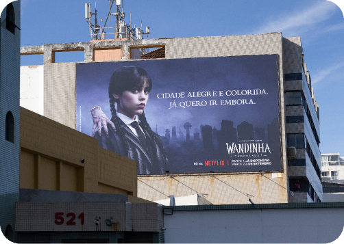 Wednesday — building billboard, "Cidade alegre e colorida. Já quero ir embora"